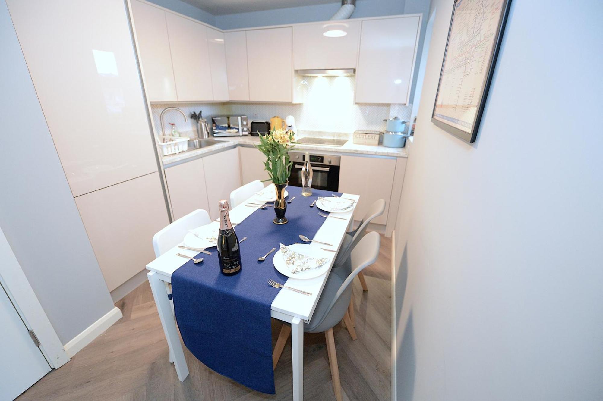 Апартаменти 2 Bed Terraced Flat Piccadilly Line Лондон Екстер'єр фото