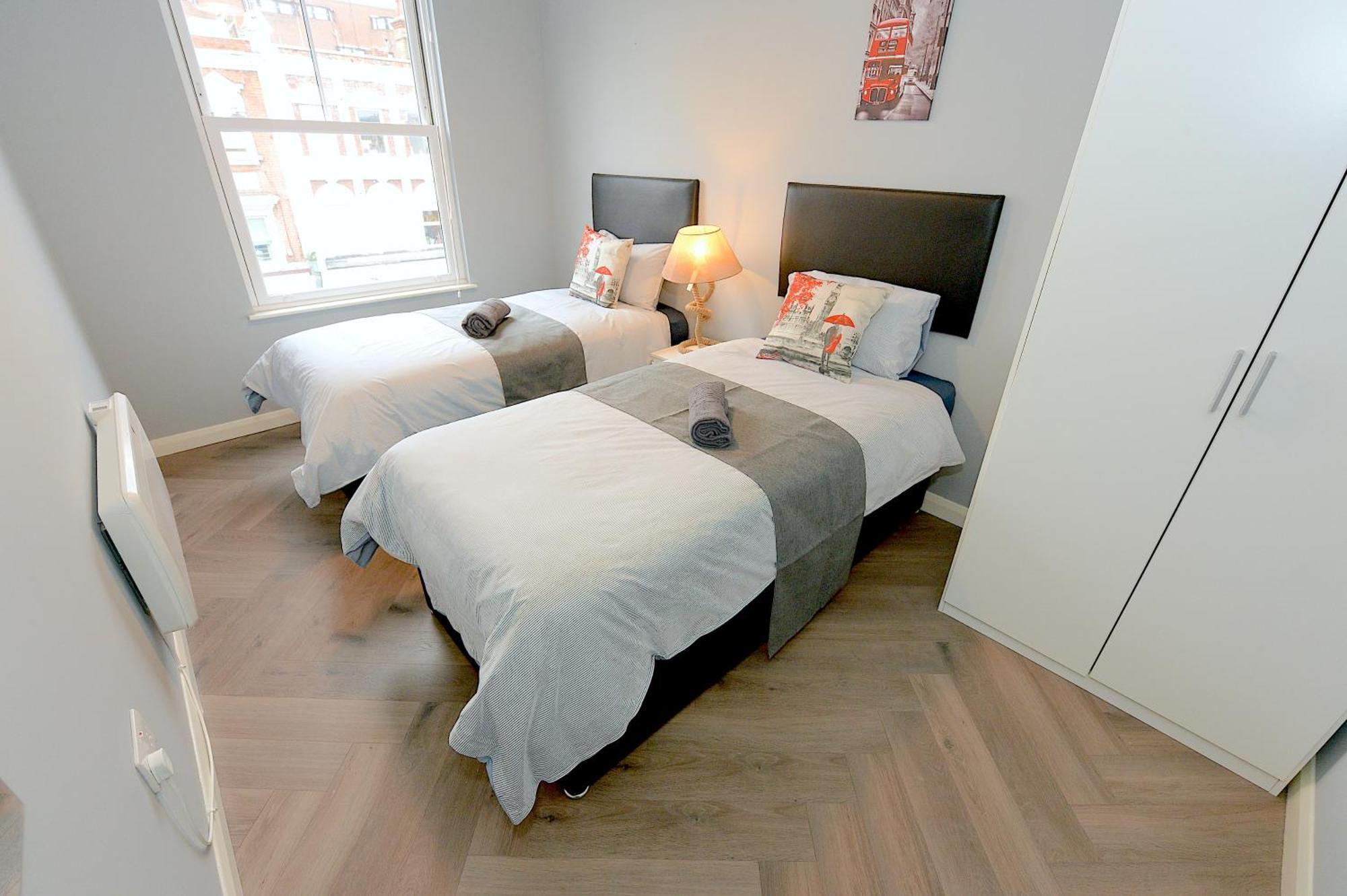 Апартаменти 2 Bed Terraced Flat Piccadilly Line Лондон Екстер'єр фото